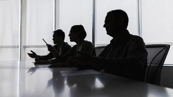 ¿Puede mi empresa despedirme si, estando en ERTE, acepto otro trabajo?