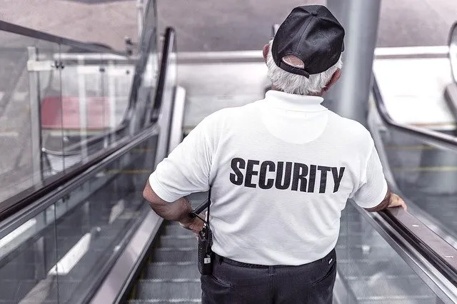 ¿Puede un vigilante de seguridad participar en la toma de temperatura a los trabajadores?